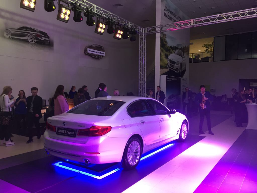 Сцена для презентация новой модели BMW 5-й серии